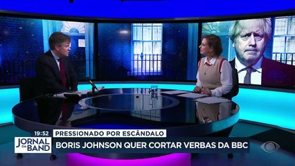 A oposição na Inglaterra denuncia motivação política do premiê Boris Johnson, que pretende cortar o orçamento da BBC.