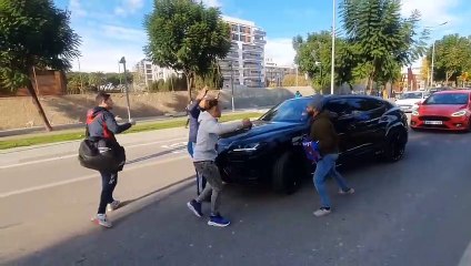 Umtiti se encara a unos aficionados del Barça