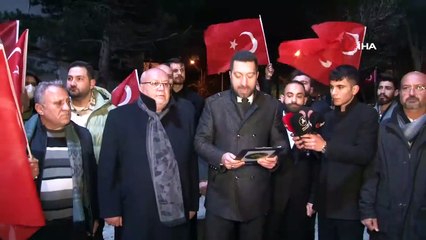 Otobüs tutup, Sezen Aksu'nun kapısına dayandılar