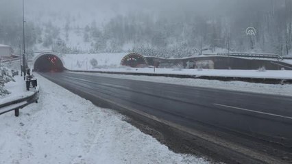 Bolu Dağı'nda kar yağışı etkili oluyor