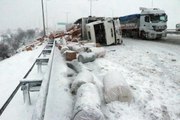 Anadolu Otoyolu'nda devrilen kamyon ulaşımı aksattı