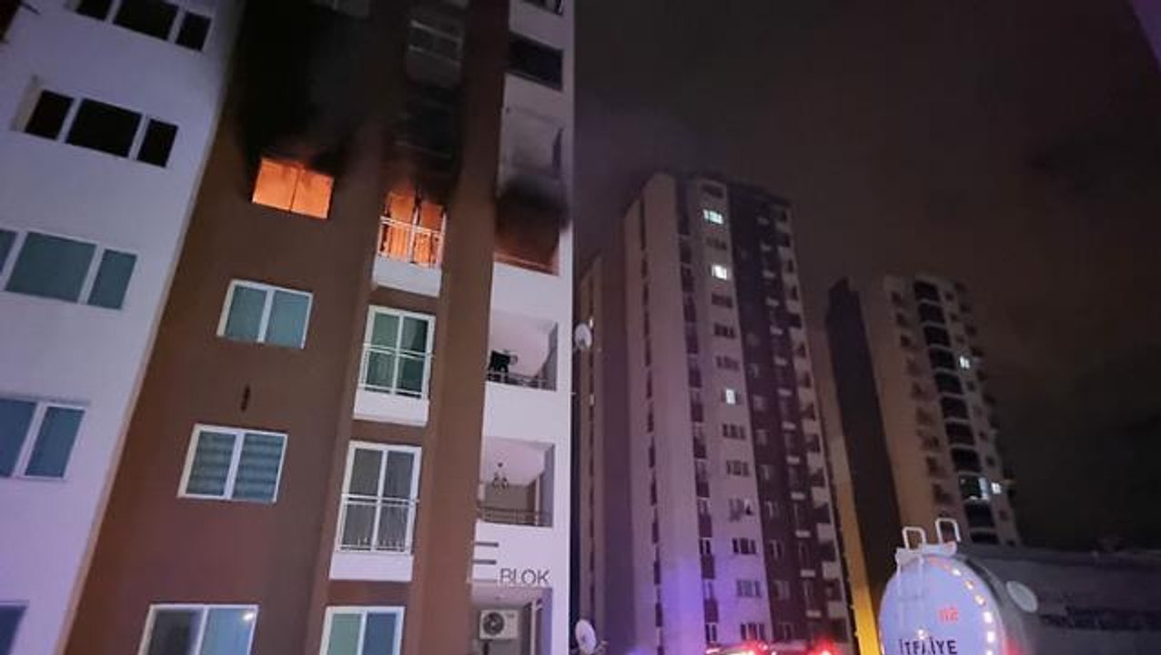 Yangından korunmak için sığındığı balkondan aşağı düşen kadın, yaşam mücadelesi veriyor