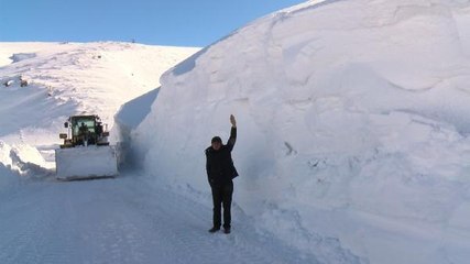 Kar kalınlığının 5 metreyi geçtiği yolda genişletme çalışması