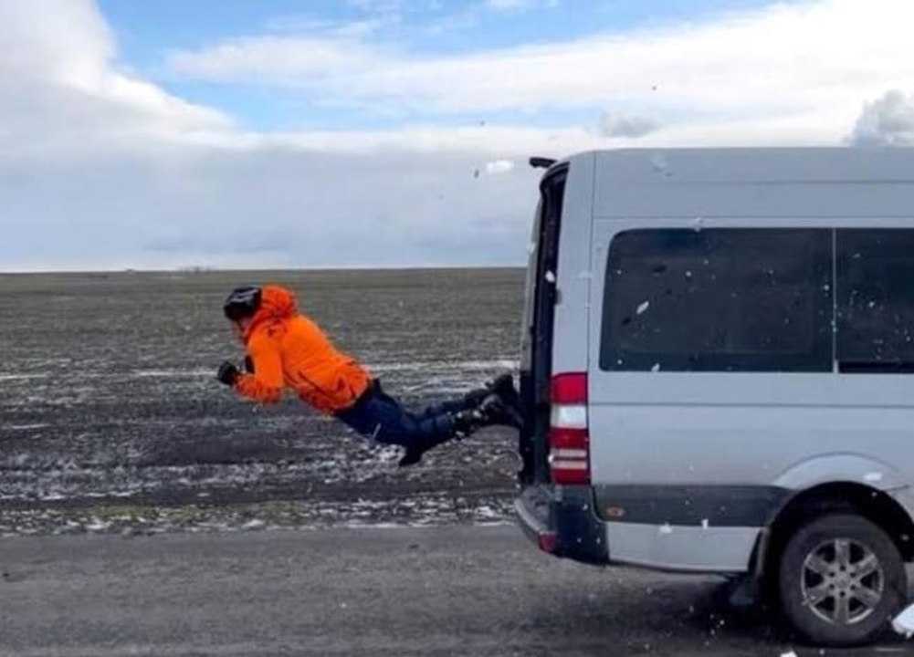 Nefes kesen anlar! Rus dublör 80 km hızla giden minibüsün içinden mermi gibi geçti