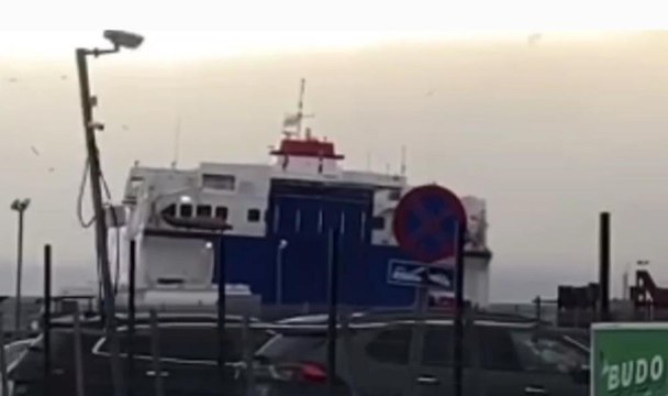 Devasa feribot fırtınada beşik gibi sallandı