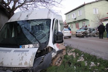 Servis minibüsü ile otomobil çarpıştı: 15 yaralı