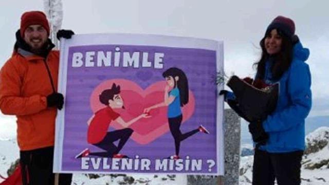 Karla kaplı Dinek Dağı'nın zirvesinde sürpriz evlilik teklifi