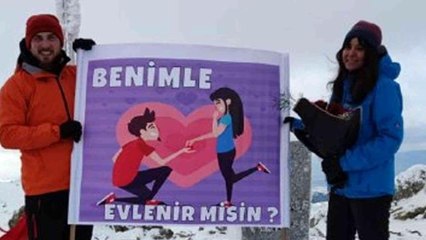 Karla kaplı Dinek Dağı'nın zirvesinde sürpriz evlilik teklifi