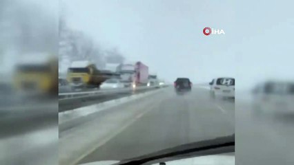 Download Video: Kar yağışı fena bastırdı! Bursa-Ankara yolu trafiğe kapandı