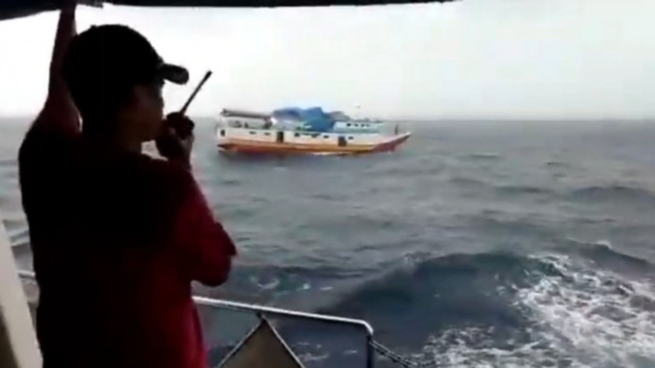 Dihantam Gelombang Tinggi, KM Kosinda Terombang-ambing 6 Jam di Perairan Makeang