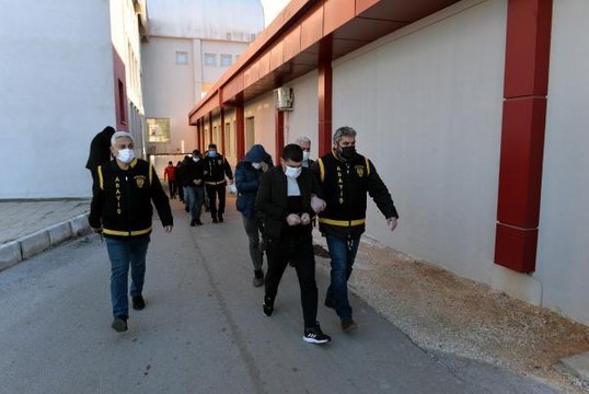 Kendilerini polis ve savcı olarak tanıtıp, 6 milyon 600 bin lira dolandırmışlar