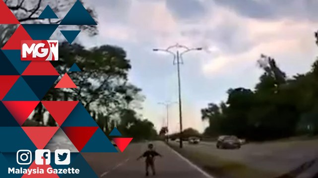 Polis siasat aksi bahaya kanak-kanak tahan kereta tengah jalan