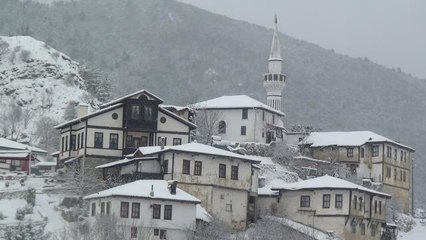 "Sakin şehir" Taraklı'daki tarihi konaklar karla beyaza büründü