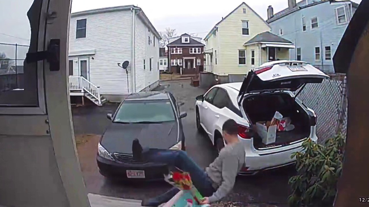 'Ring camera catches Everett man's PAINFUL start to Christmas morning'