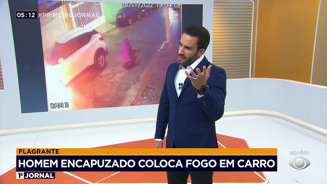 Um homem encapuzado colocou fogo em um carro, na zona norte de São Paulo. A polícia ainda não identificou o criminoso.