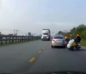 Mãe salva criança de atropelamento de camião