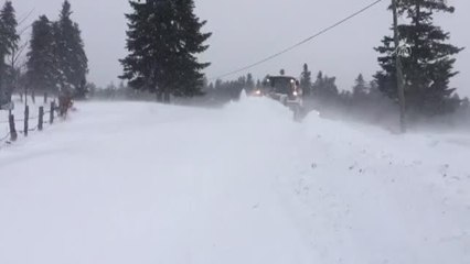 Ekipler yolu kardan kapanan köydeki hasta için seferber oldu