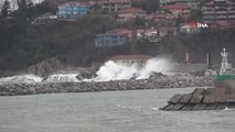 Batı Karadeniz'de kuvvetli fırtına... Dalgalar liman duvarını aştı