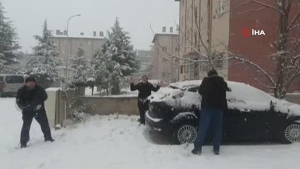 Son dakika haber | Önce dua ettiler sonra kar topu oynadılar, çocuklar gibi eğlendiler
