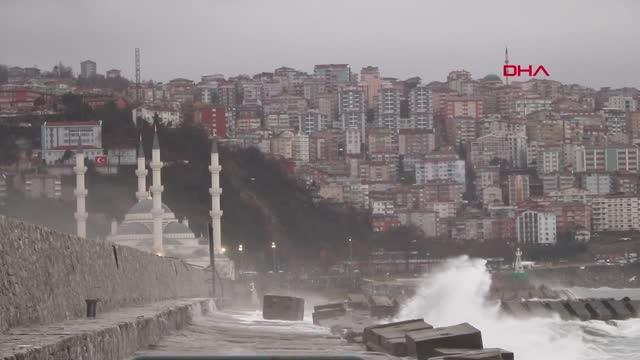 ZONGULDAK'TA DEV DALGALAR LİMAN İÇİNE ULAŞTI, BALIKÇILAR DENİZE AÇILAMADI