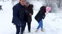 İzmir'de öğrencilerin kar keyfi... Doya doya kar topu oynadılar