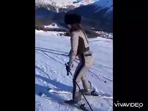 Nabilla chute lors d'une descente au ski, en janvier 2022.