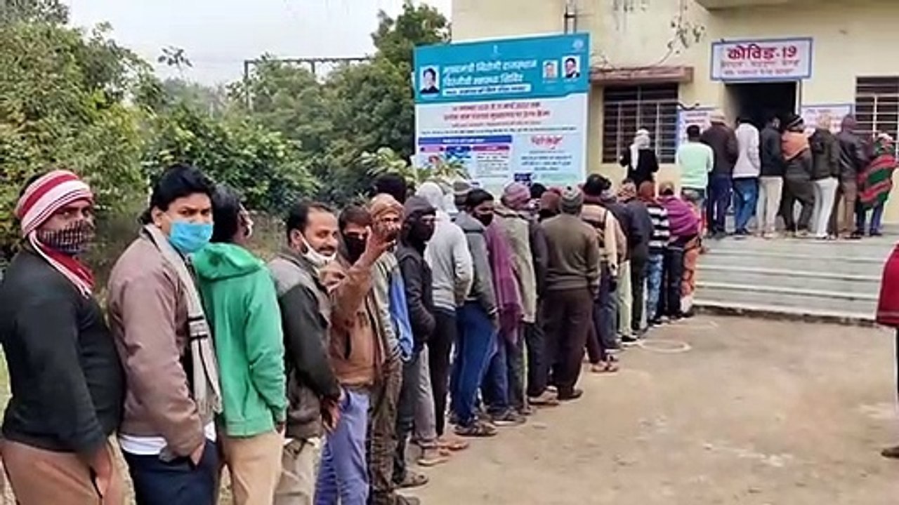 Fear of corona:  पुलिस की मुनादी के बाद कोरोना की जांच के लिए लगी कतारे। देखे वीडियो