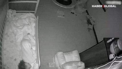 Korku filmi gibi! Tavandan uyuyan bebeğin beşiğine inen örümcek kamerada