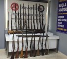 Ataşehir'de antika silah deposuna baskın: 35 tüfek ve tabanca ele geçirildi