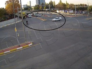 Motosiklet sürücüsü ve yayanın ölümden döndüğü kaza anları kamerada