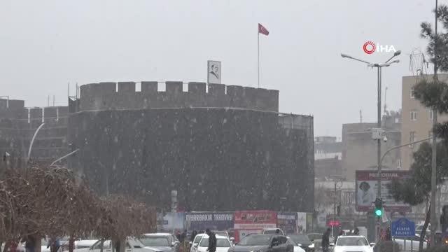 Diyarbakır'da yılın ilk kar yağışı başladı