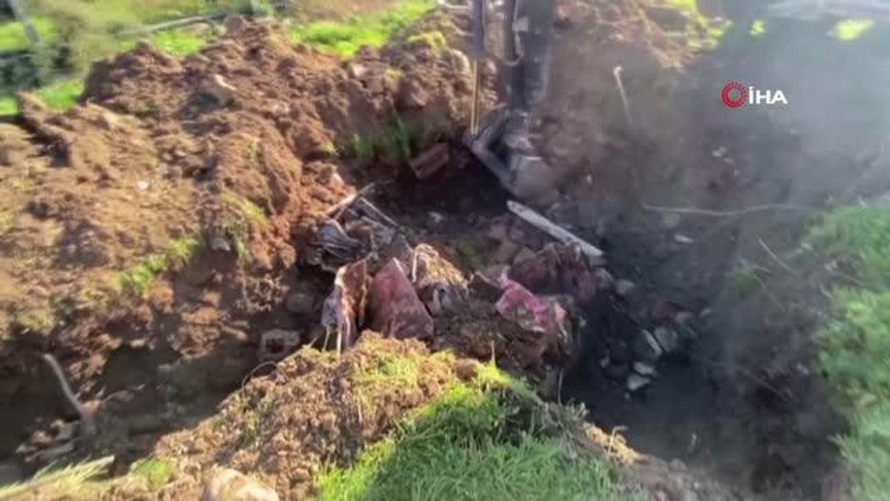 Kuşadası'nda esrarengiz olay... Toprağa gömülü bulunan otomobilin sırrı kriminal inceleme sonrası ortaya çıkacak