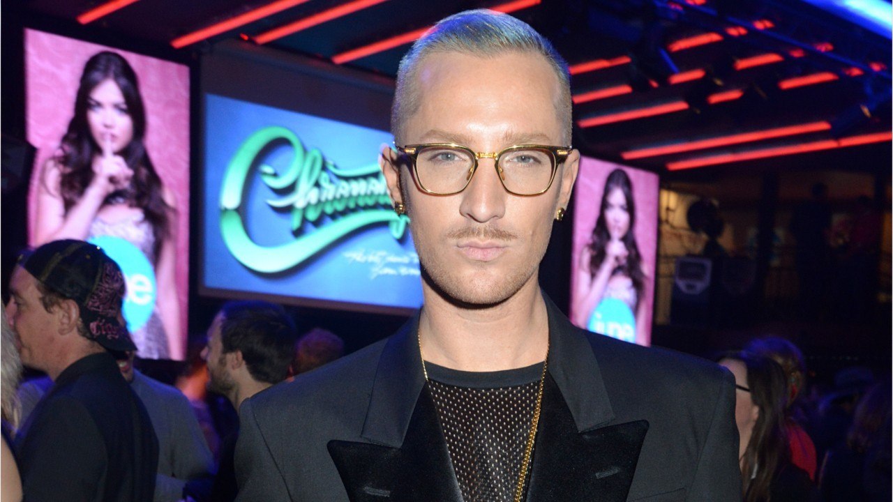 GALA VIDEO - Que devient William Carnimolla, l’ancien présentateur de l’émission Belle toute nue ?