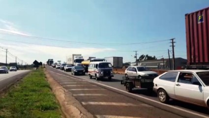 Tải video: Pane em caminhão deixa acesso ao Trevo Cataratas com congestionamento