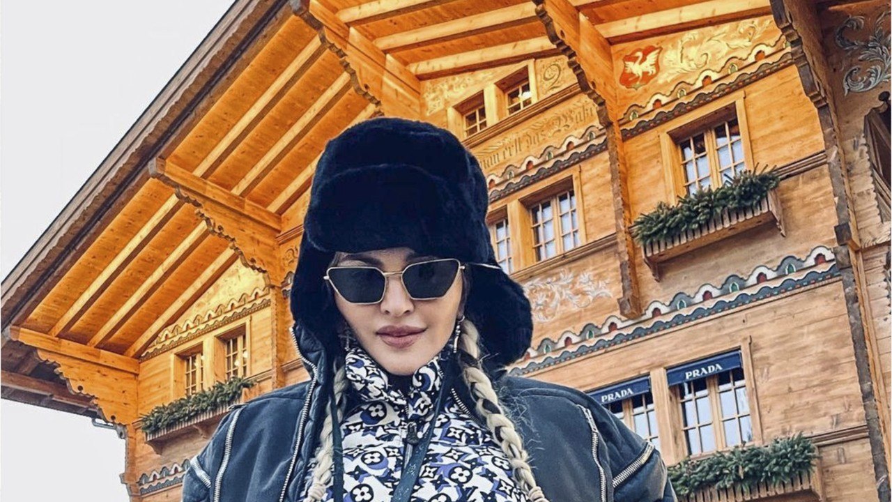 GALA VIDEO - Madonna : roucoulade avec son jeune amant, petits mots en français... elle s’éclate à Gstaad