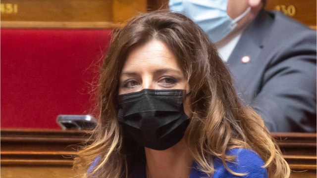 GALA VIDEO - “Qui gagne le titre d’emmerdeur ?” : Coralie Dubost enfonce le clou après les propos d’Emmanuel Macron