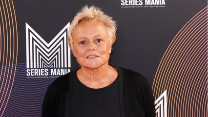 GALA VIDEO - “J'étais différente, je dérangeais” : Muriel Robin émue en évoquant son enfance