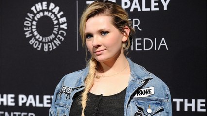 GALA VIDEO - « C’est bizarre pour moi " : l’actrice Abigail Breslin évoque son difficile 1er Noël sans son père