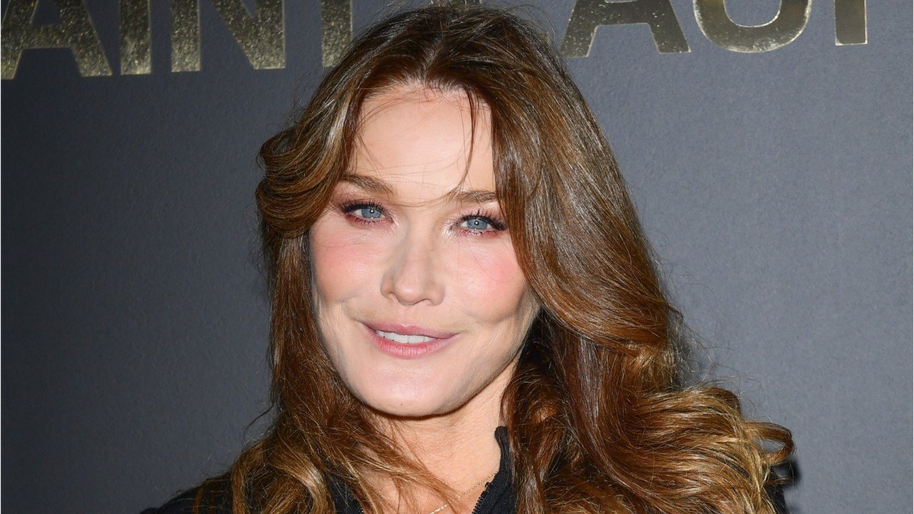 GALA VIDEO - PHOTO – Carla Bruni heureuse et gourmande à quelques jours de Noël