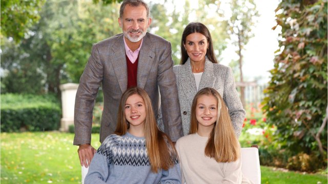 GALA VIDÉO - Letizia et Felipe d'Espagne entourés de leurs filles : famille modèle sur leur carte de voeux