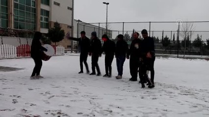 Kar yağışını davul eşliğinde halay çekerek kutladılar