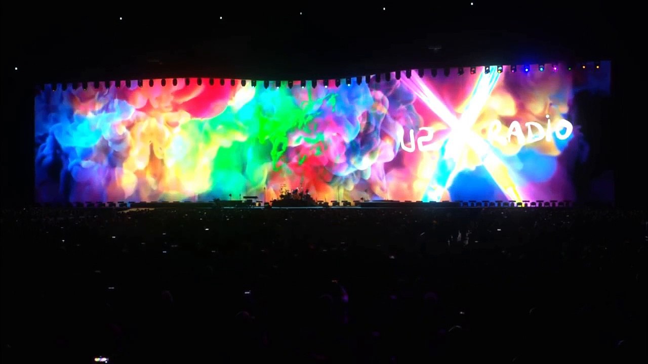 U2 chante "Elevation" en live à Tokyo en 2019