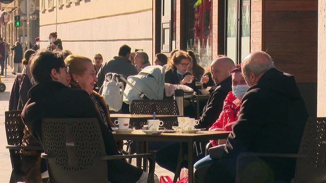 اسبانيا تقول إنها ستتعامل مع كورونا على أنها إنفلونزا أو نزلات برد عادية