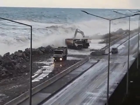 Erdoğan'ın açılışını yapacağı yolu yine dalgalar yuttu, işçilerin canı tehlike altında kaldı