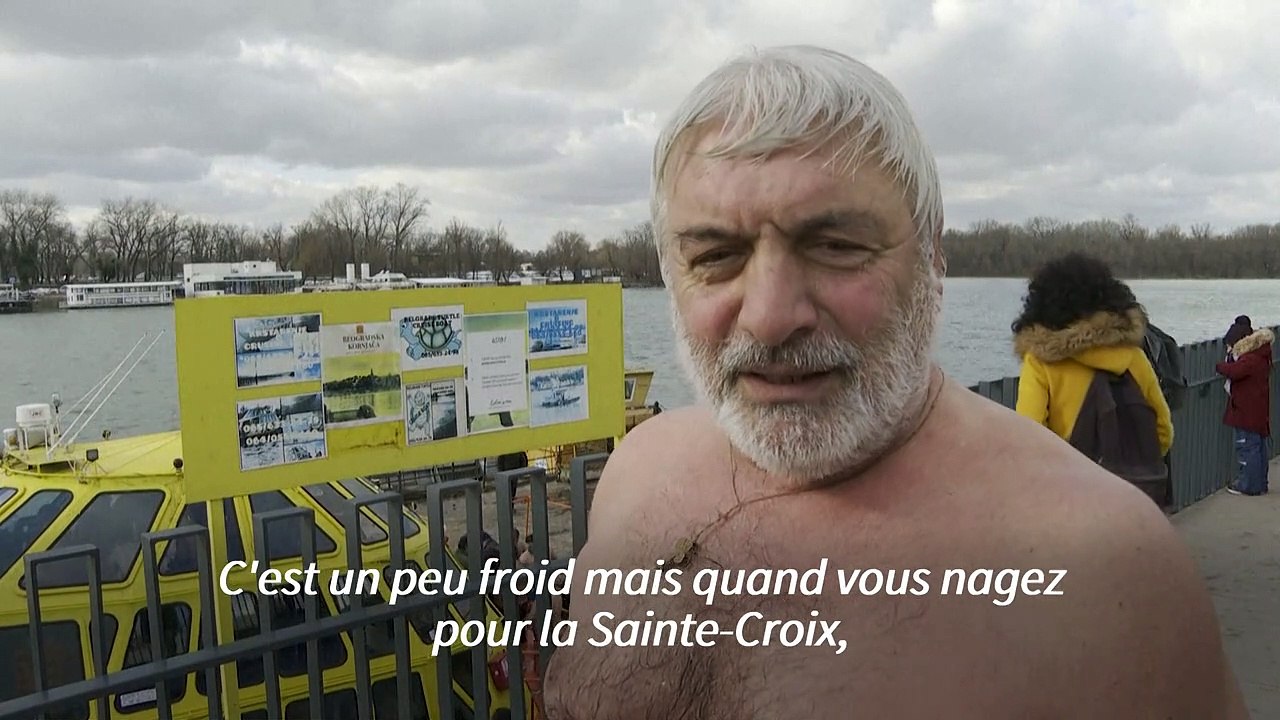 Serbie: grand bain dans l'eau glacée à la veille de l'Epiphanie