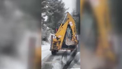 Çamlıyayla'da kar nedeniyle kapanan yollar açılıyor