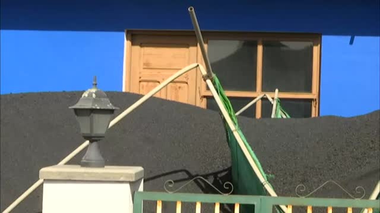 Mil vecinos regresan a Las Manchas con sus casas todavía rodeadas de ceniza