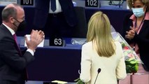 Metsola presidente dell'Europarlamento a 43 anni, compiuti oggi: i deputati cantano 