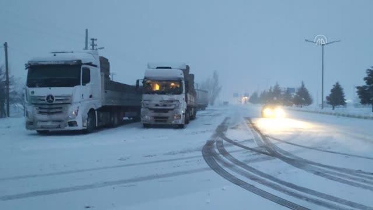 Konya-Antalya kara yolunda kar yağışı nedeniyle ulaşım güçlükle sağlanıyor