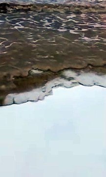 Des vagues se transforment en glace instantanément au contact du bord